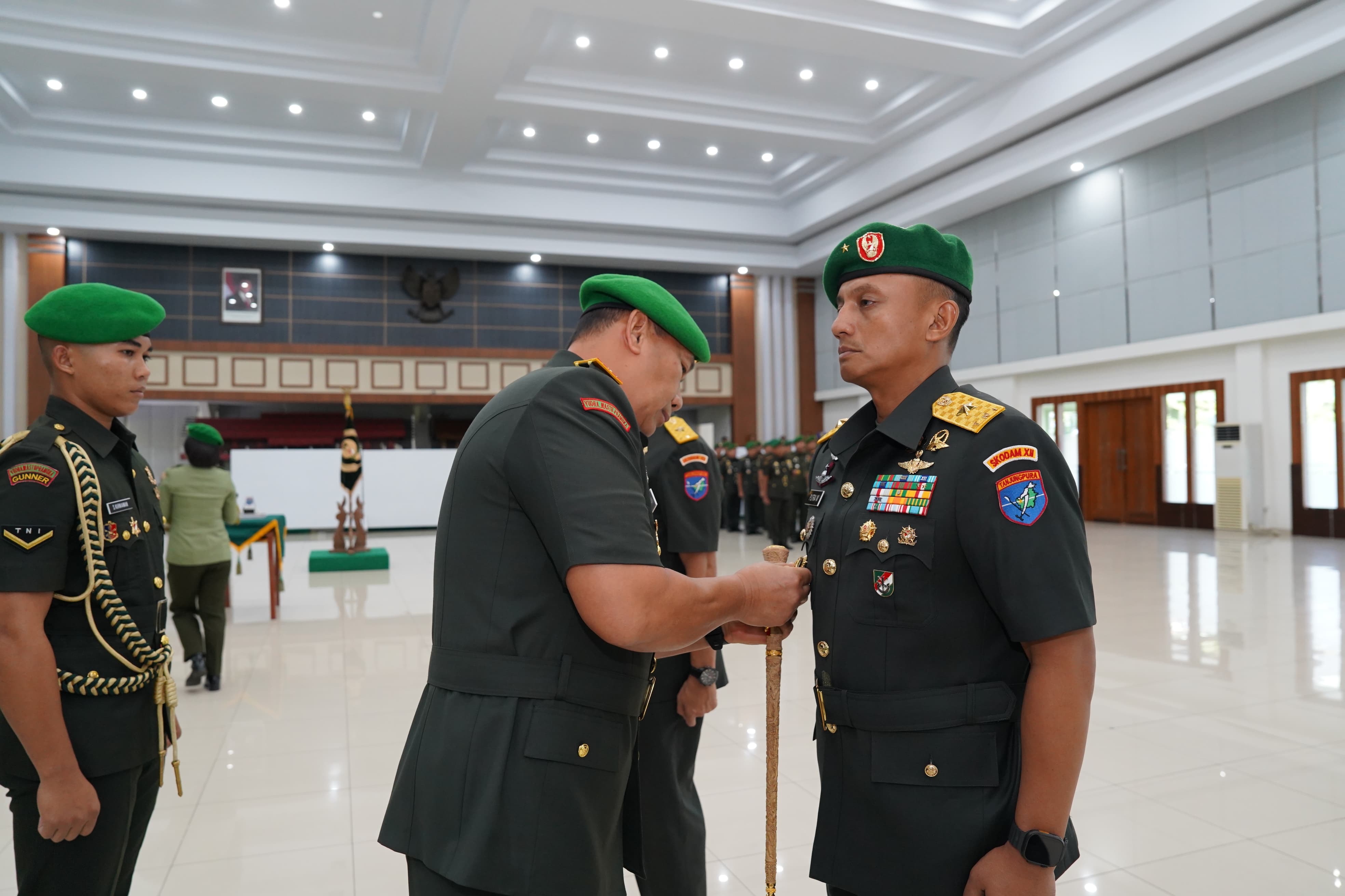 SERAH TERIMA: Pangdam Mayjen TNI Jamallulael, memimpin Sertijab Kasdam Tanjungpura, Senin (21/4). Brigjen TNI Putra Widyawinaya menggantikan Brigjen TNI Jannie Aldrin Siahaan.
