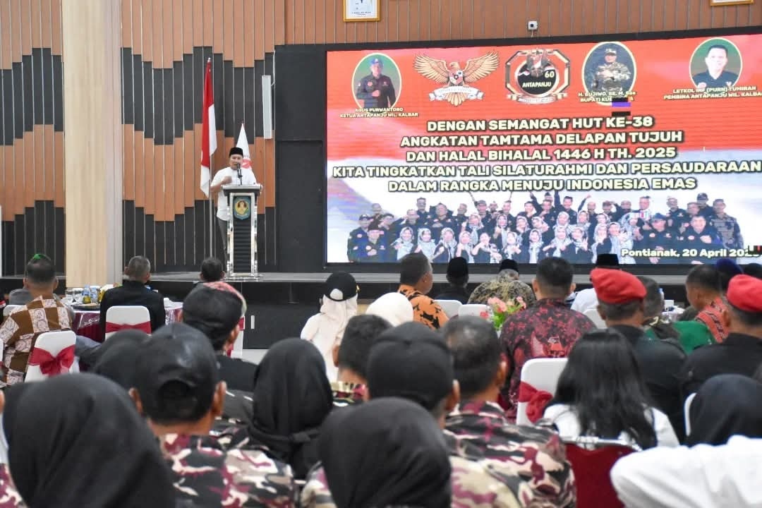 SAMBUTAN: Bupati Kubu Raya, Sujiwo memberikan sambutan saat menghadiri peringatan Hari Ulang Tahun (HUT) ke-38 Antapanju, Minggu (20/4) di Aula Praja Utama, Kantor Bupati Kubu Raya.