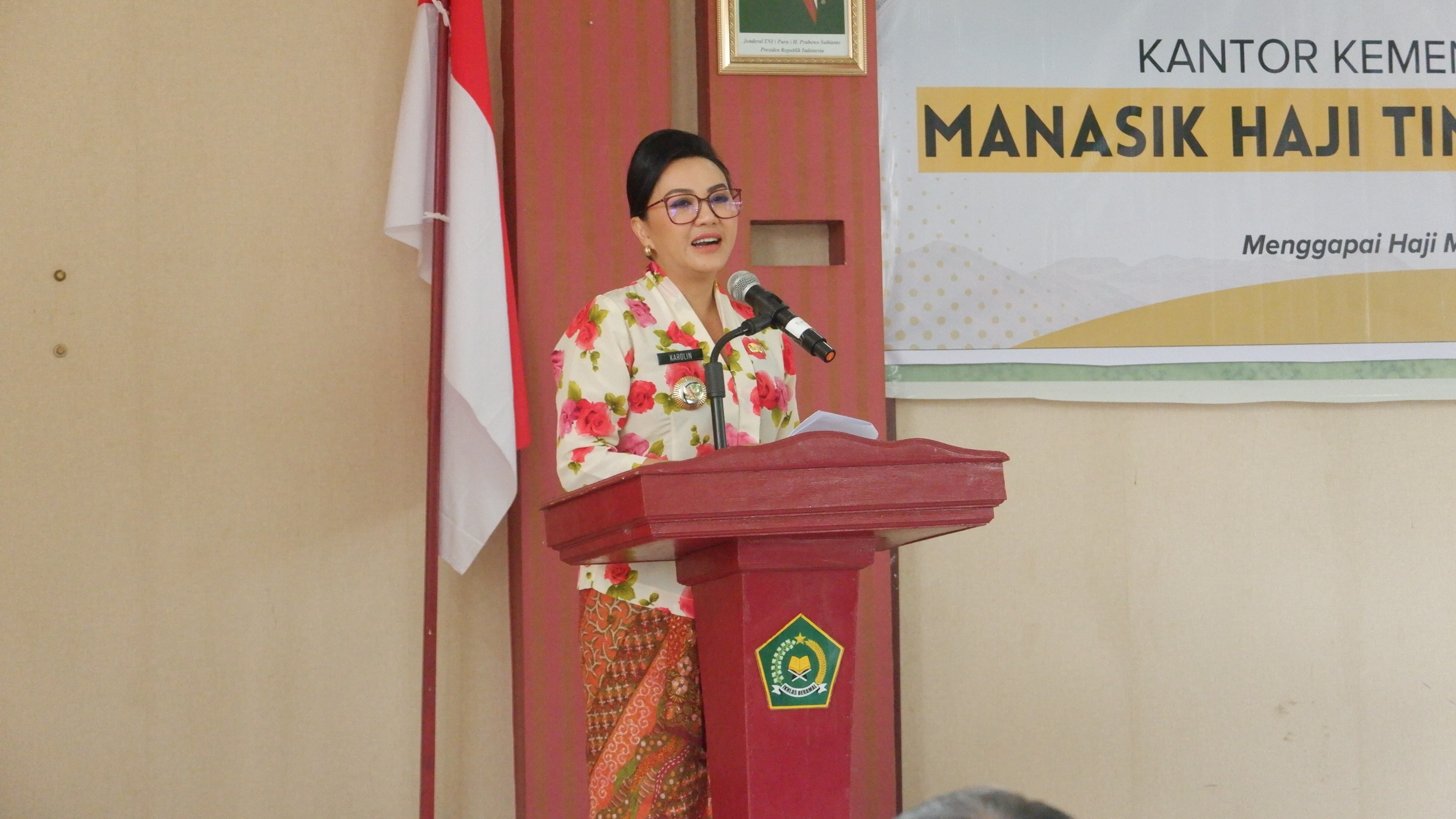 PEMBUKAAN: Bupati Landak Karolin Margret Natasa saat membuka manasik haji Kabupaten Landak tahun 2025 di aula kantor Kemennag Kabupaten  Landak.