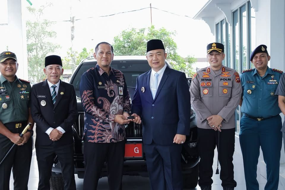 SERAH TERIMA: Pj Sekda, Dedy Shopiardi saat menyerahkan mobil dinas kepada Bupati dan Wabup Ketapang, Senin (21/4).