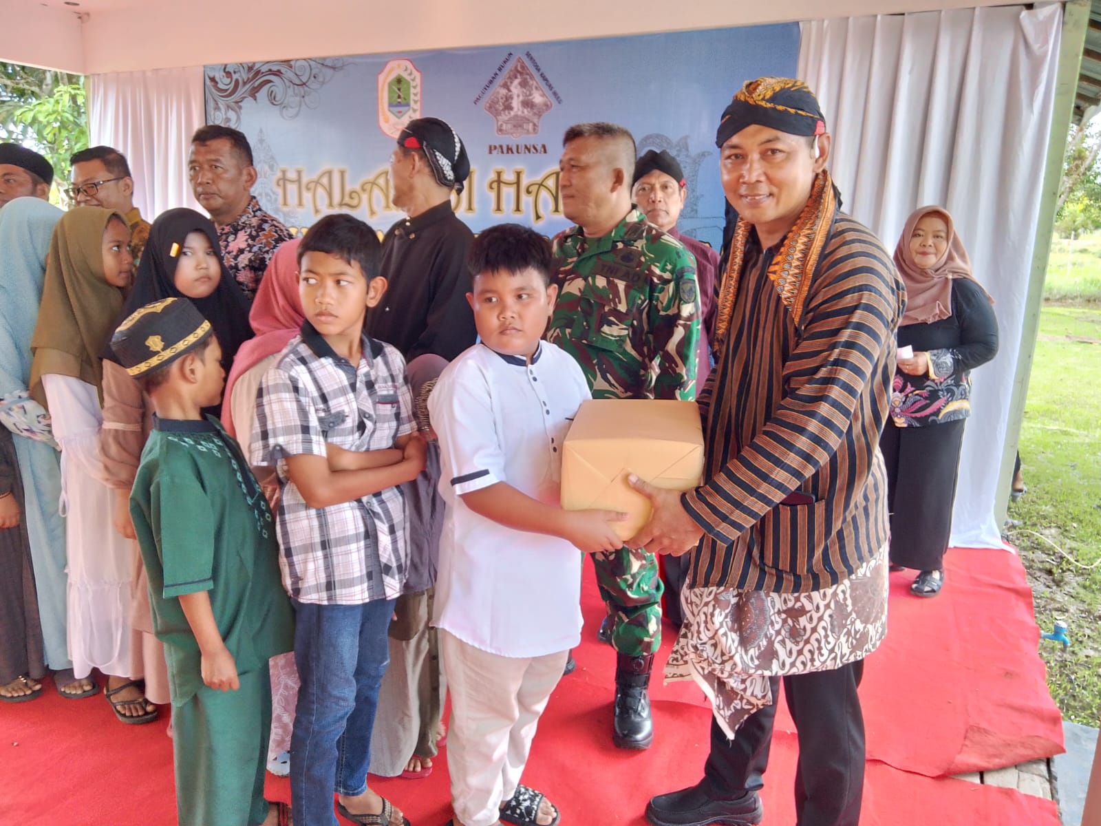 SANTUNAN: Pakunsa Kapuas Hulu saat memberikan santunan kepada anak yatim dalam acara halalbihalal.