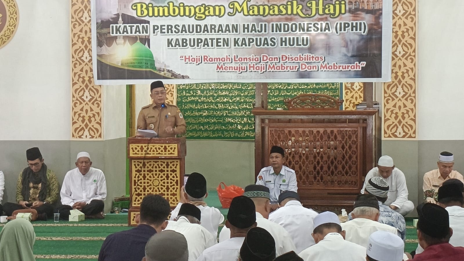 SAMBUTAN: Wakil Bupati Kapuas Hulu Sukardi saat memberikan sambutan dalam acara bimbingan Manasik Haji.