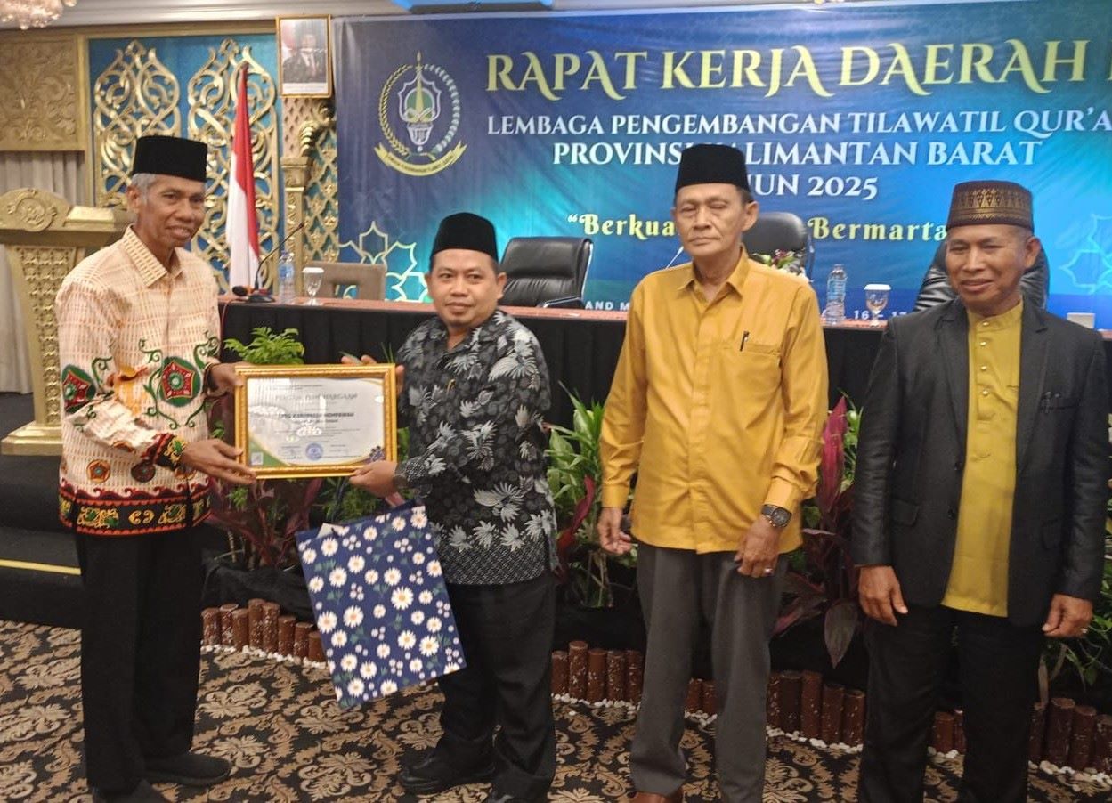 PENGHARGAAN: Ketua Umum LPTQ Kalimantan Barat, Andi Musa menyerahkan penghargaan kepada Ketua II LPTQ Kabupaten Mempawah, Muhklis.