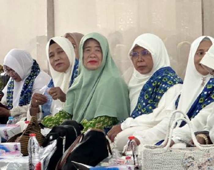 Ketua PD BKMT Mempawah Hj Ratna Ningsih saat menghadiri pengajian akbar BKMT