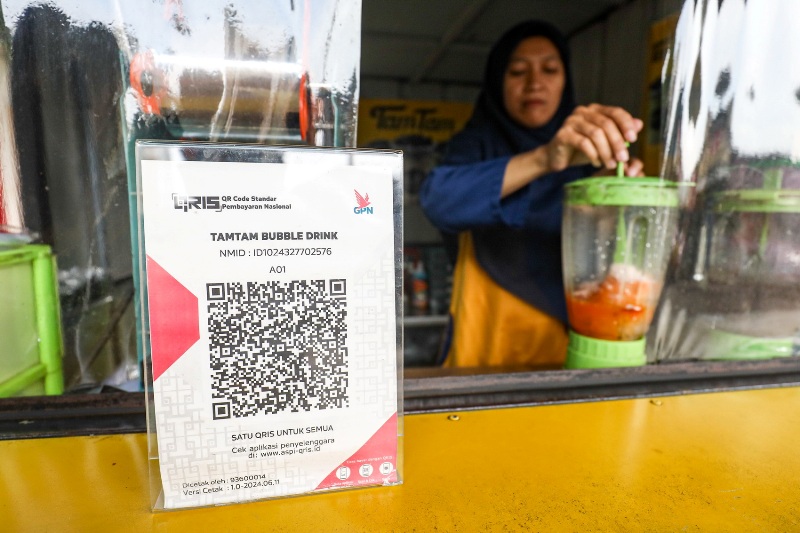 Salah satu UMKM menggunakan QRIS sebagai alat transaksi. QRIS menawarkan berbagai manfaat seperti kemudahan transaksi, keamanan, dan potensi peningkatan omset.