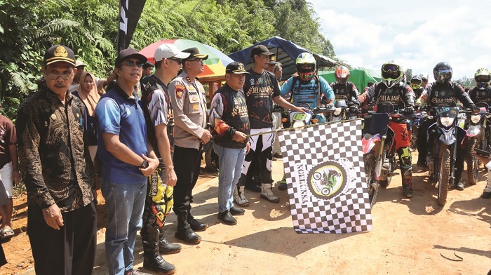 LEPAS : Bupati Sekadau, Aron didampingi Kapolres Sekadau, AKBP Donny Molino Manoppo melepas peserta.