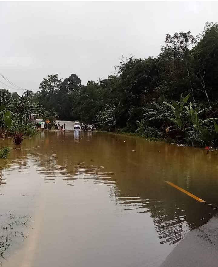 BANJIR: Akses jalan di Beduai terganggu akibat luapan air sungai yang mengakibatkan genangan setinggi lutut orang dewasa.