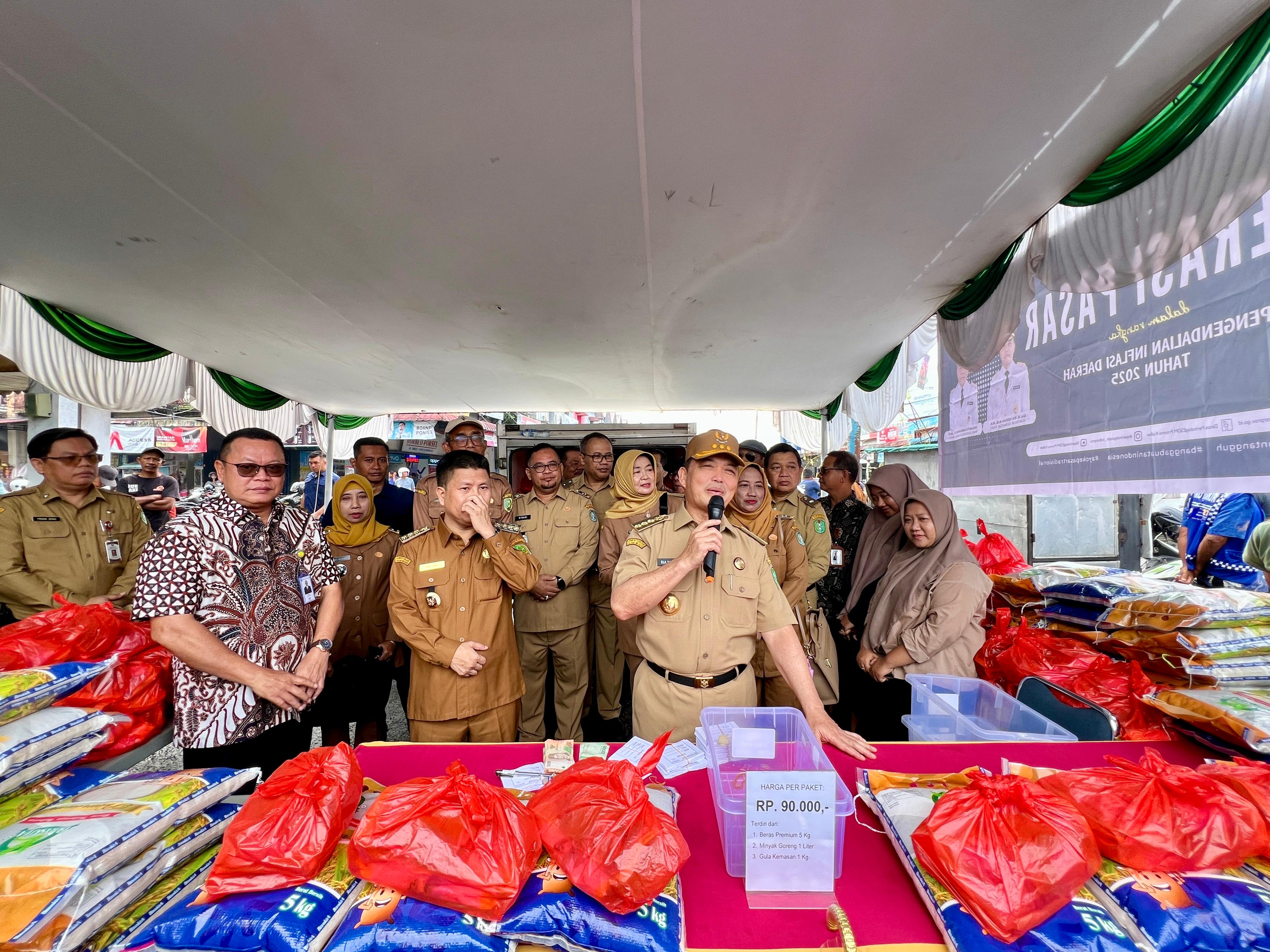 PASAR MURAH: Gubernur Kalbar Ria Norsan dan Bupati Sambas Satono laksanakan Operasi Pasar di Sambas untuk tekan inflasi, Selasa (22/4).