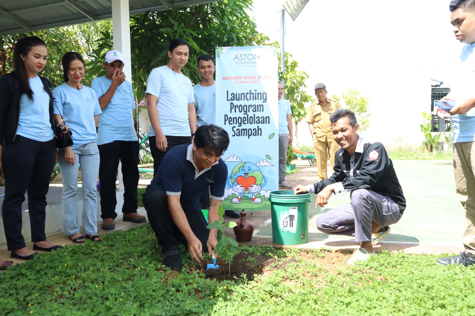 Foto Bersama Setelah Penanaman Pohon di Organik Center, Komplek RBK 4.