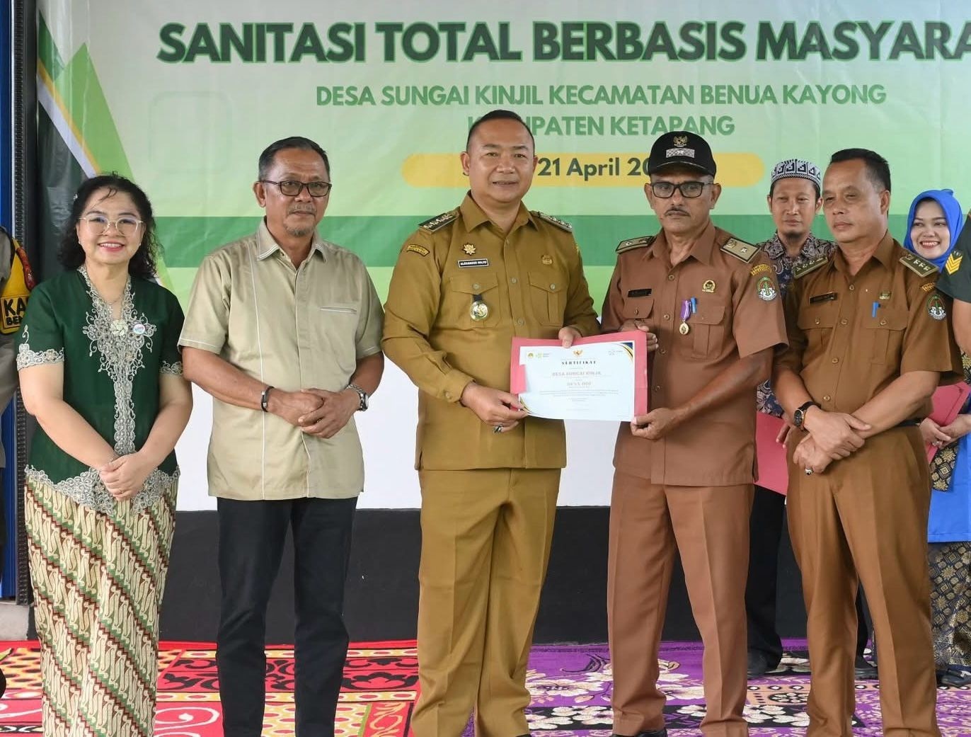 SERAHKAN SERTIFIKAT: Bupati Ketapang, Alexander Wilyo, menyerahkan sertifikat ODF kepada Desa Sungai Kinjil, Senin (21/4).