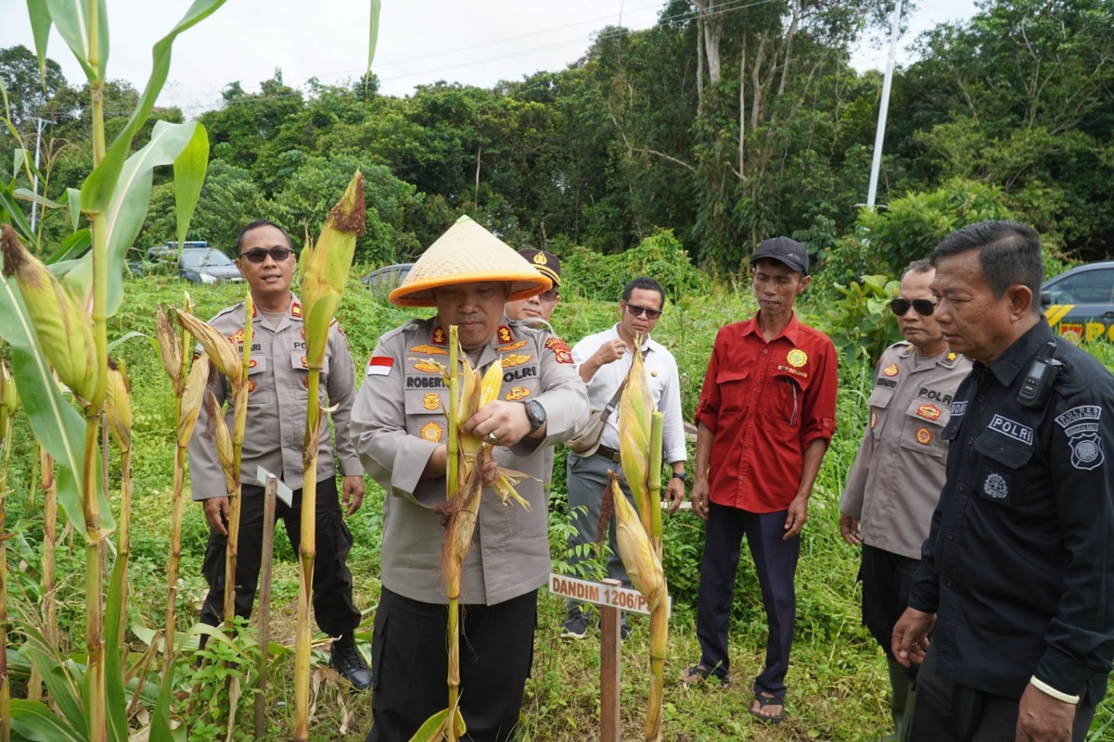 TINJAU: Kapolres Kapuas Hulu, AKBP Roberto Aprianto Uda saat meninjau langsung lokasi lahan pertanian jagung di Kecamatan Putussibau Utara.