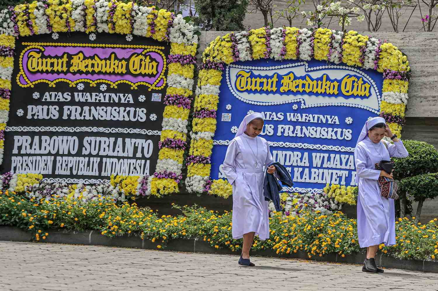 PENGHORMATAN TERAKHIR: Sejumlah umat Katolik mengantre untuk memberikan penghormatan terakhir di depan Nunsiatur Apostolik Kedutaan Besar Vatikan, Jakarta, Selasa (22/4).