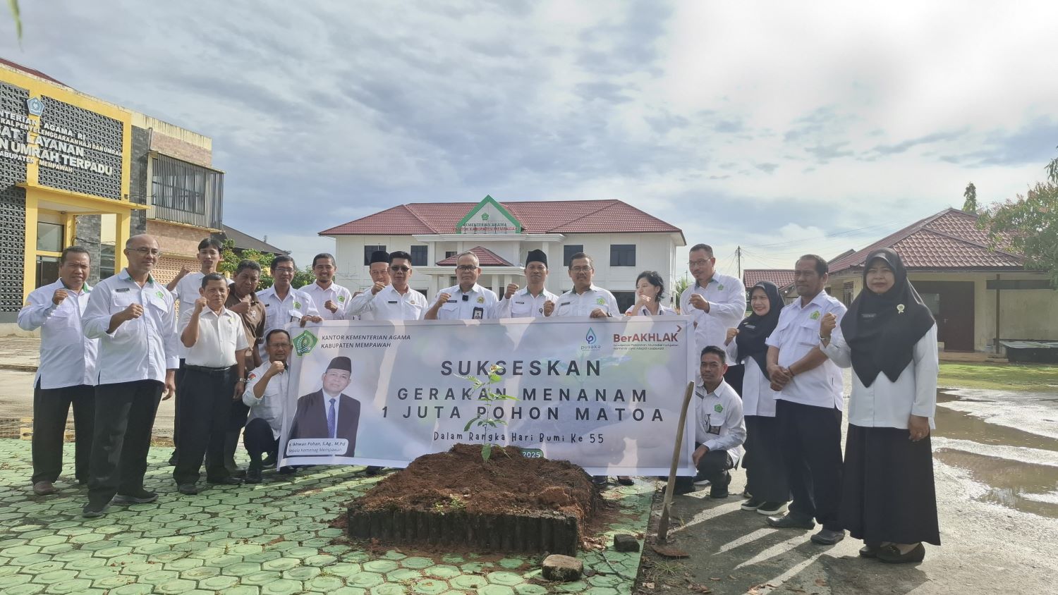 POHON: Ikhwan Pohan secara simbolis menanam pohon matoa di lingkungan Kantor Kemenag Mempawah.