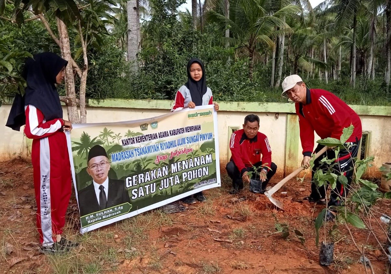 TANAM : Penanaman pohon di lingkungan MTs Riyadhul Ulum Sungai Pinyuh.
