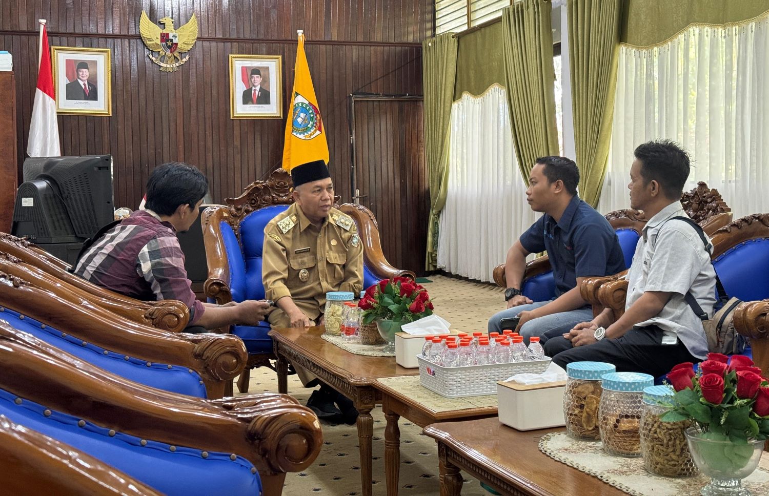 PERS : Wabup Juli saat menerima audiensi insan pers mempawah.
