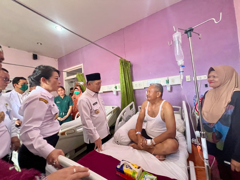 Gubernur Kalbar Ria Norsan didampingi Walikota Singkawang Tjhai Chui Mie menjenguk korban penyiraman cuka getah di ruang inap kelas I RSUD Abdul Aziz, Rabu (23/4/2025).