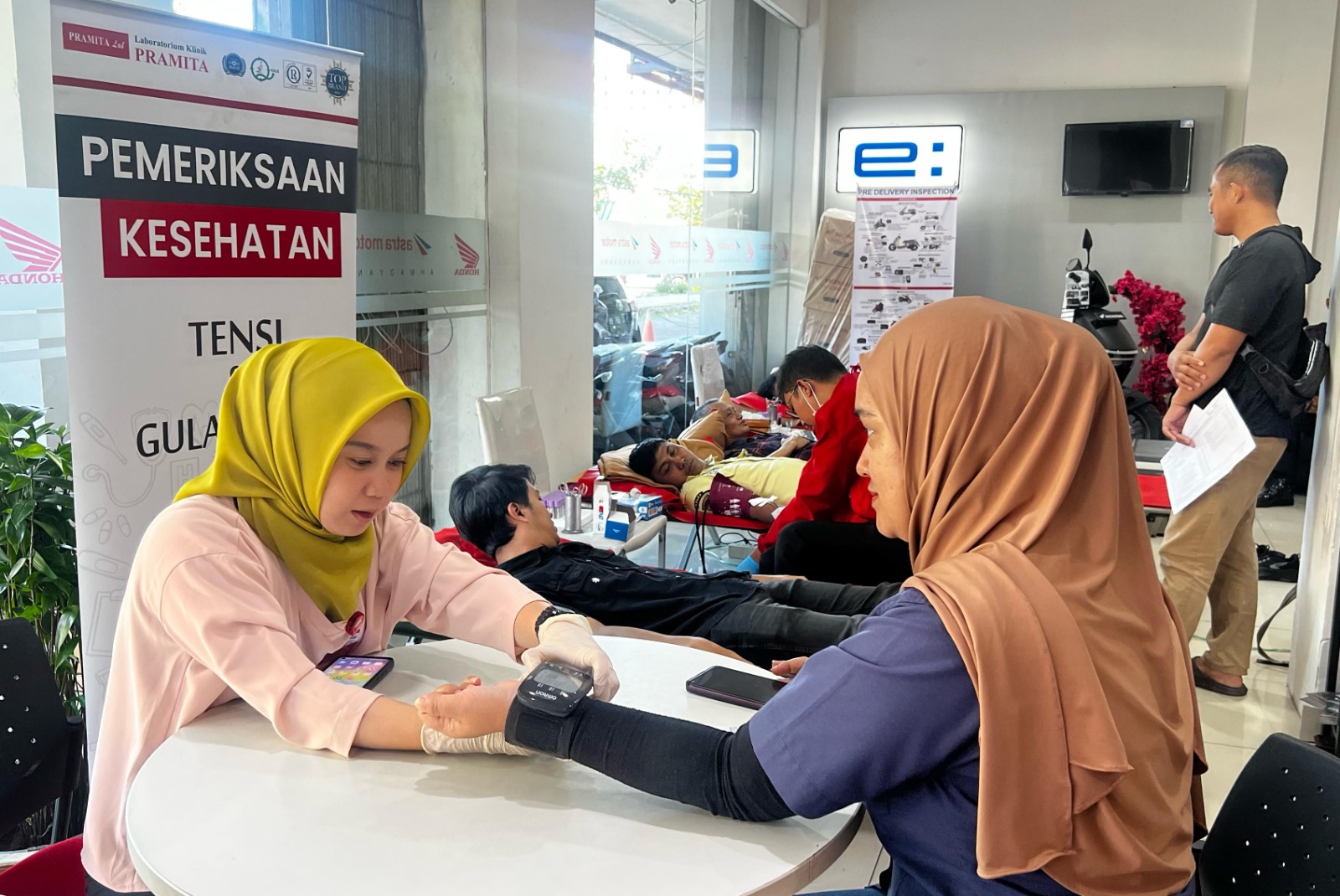Astra Motor Kalbar mengadakan aksi sosial  Donor Darah dan pemeriksaan kesehatan gratis.