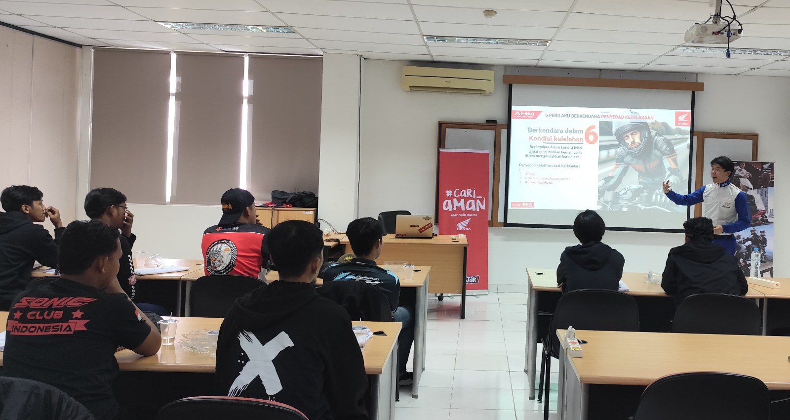 Edukasi Teori Safety Riding oleh HWBC.