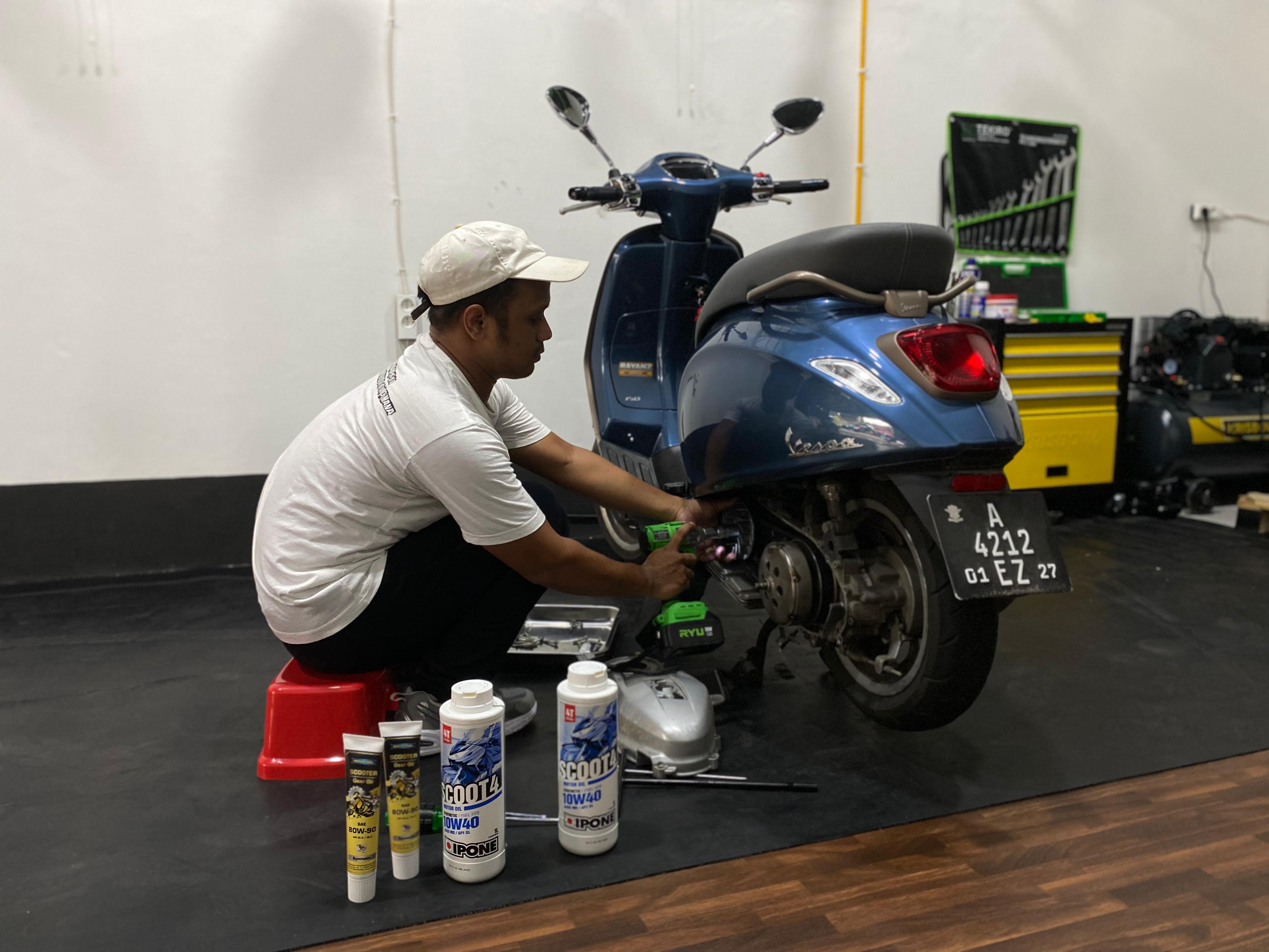 Rayanz Garage hadir sebagai bengkel spesialis Vespa Matic di Pontianak.