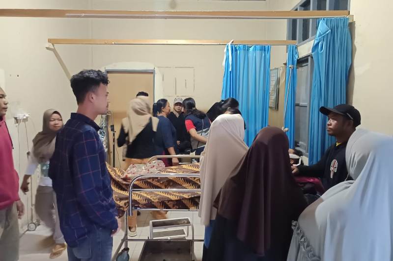 Korban pohon tumbang di Nanga Mahap saat berada di Puskesmas.