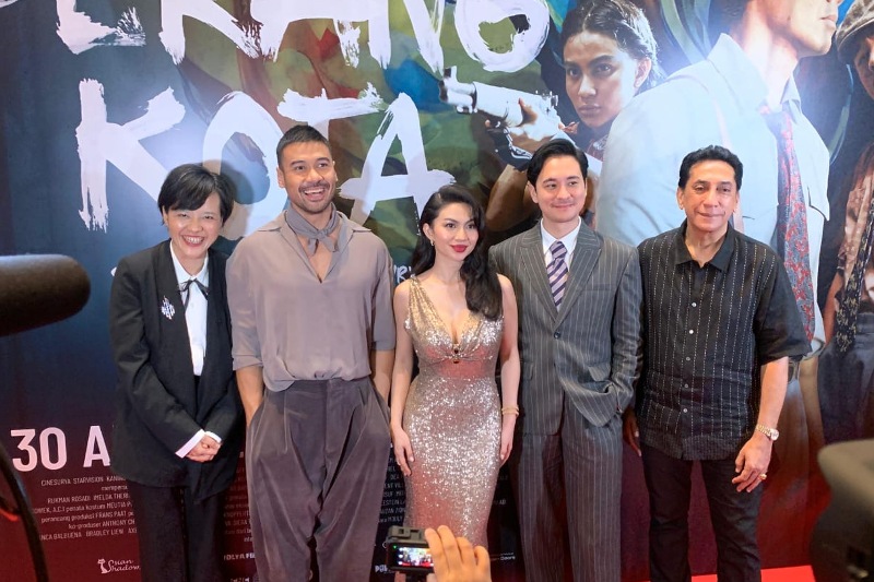 Dari kiri, sutradara Mouly Surya, Chicco Jerikho, Ariel Tatum, Jerome Kurnia, dan produser Chand Parwez. Perang Kota mengambil lokasi syuting salah satunya di Kota Tua Surabaya.