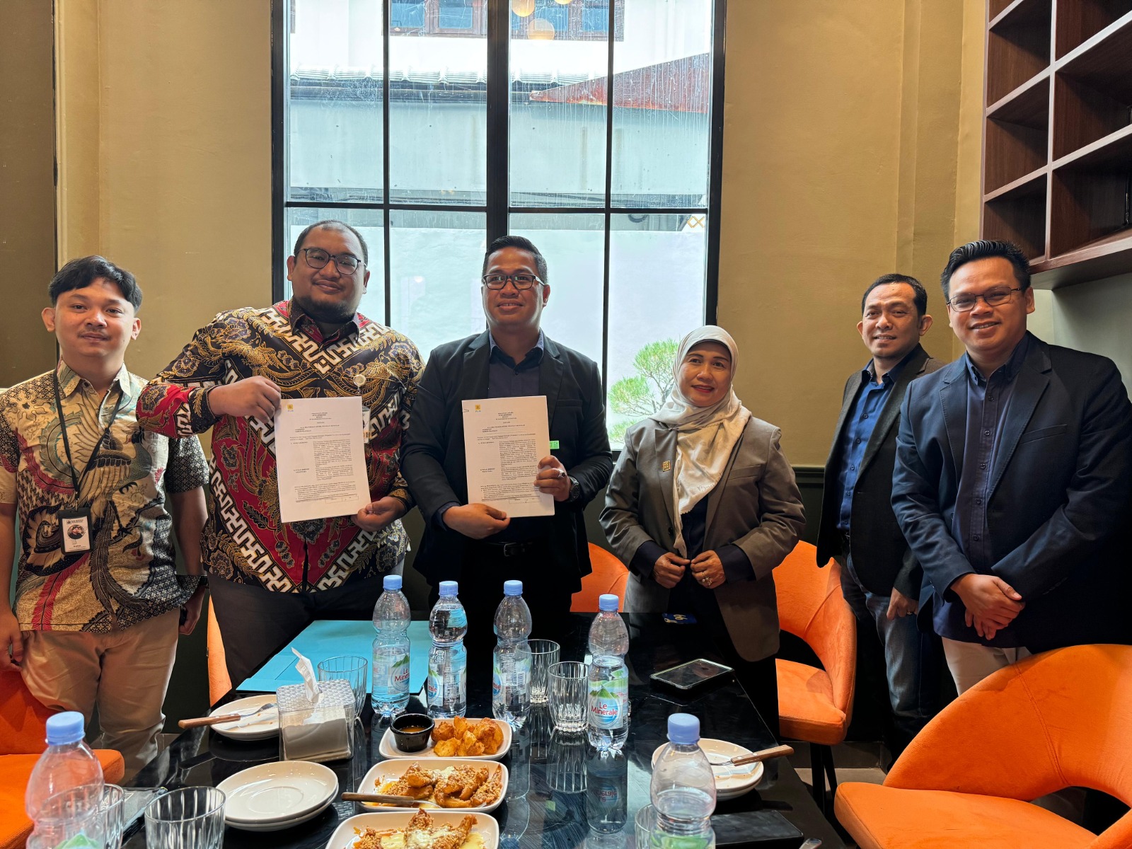 Hendy Gita Wedhatama dari PLN UP3 Sanggau dan Rafie Alghany Rismanto dari PT RAS Borneo Nusantara menandatangani perjanjian jual beli listrik untuk penambahan daya industri.