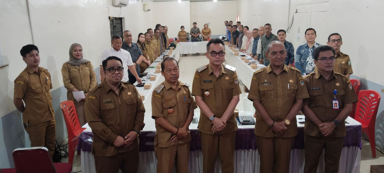 FGD : Seketaris Daerah Kabupaten Melawi Drs Paulus bersama kepala OPD di lingkungan Pemkab Melawi foto bersama dengan peserta FGD usai kegiatan di Hotel Rajawali Nanga Pinoh.