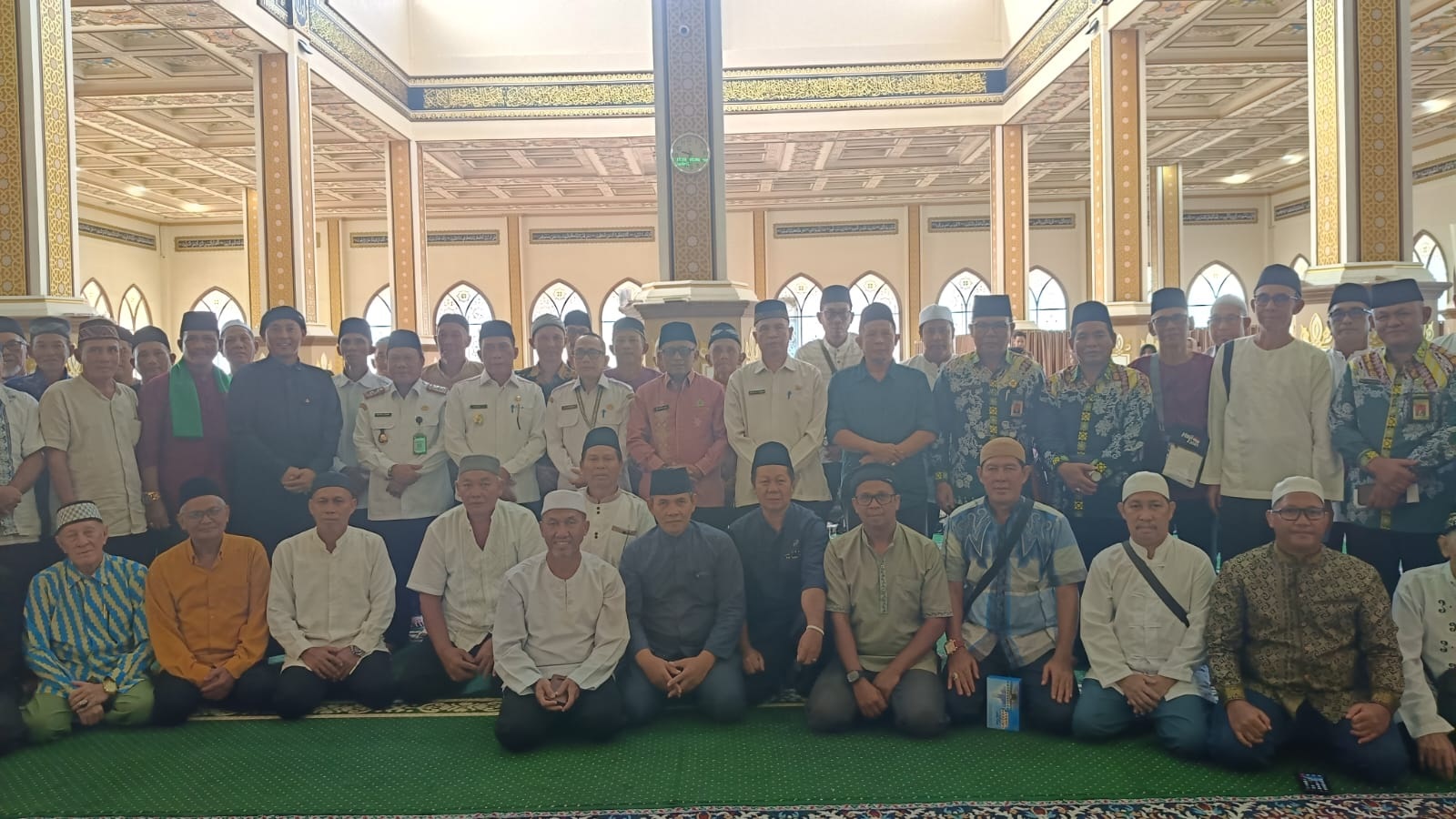 BIMBINGAN MANASIK: Wakil Bupati Kapuas Hulu Sukardi saat bersama CJH Kapuas Hulu.