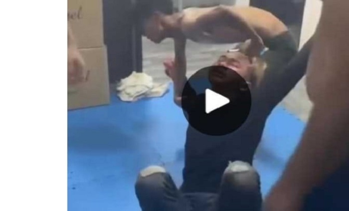 VIRAL: Tangkapan layar penganiayaan seorang pria oleh orang ramai viral baru-baru ini.