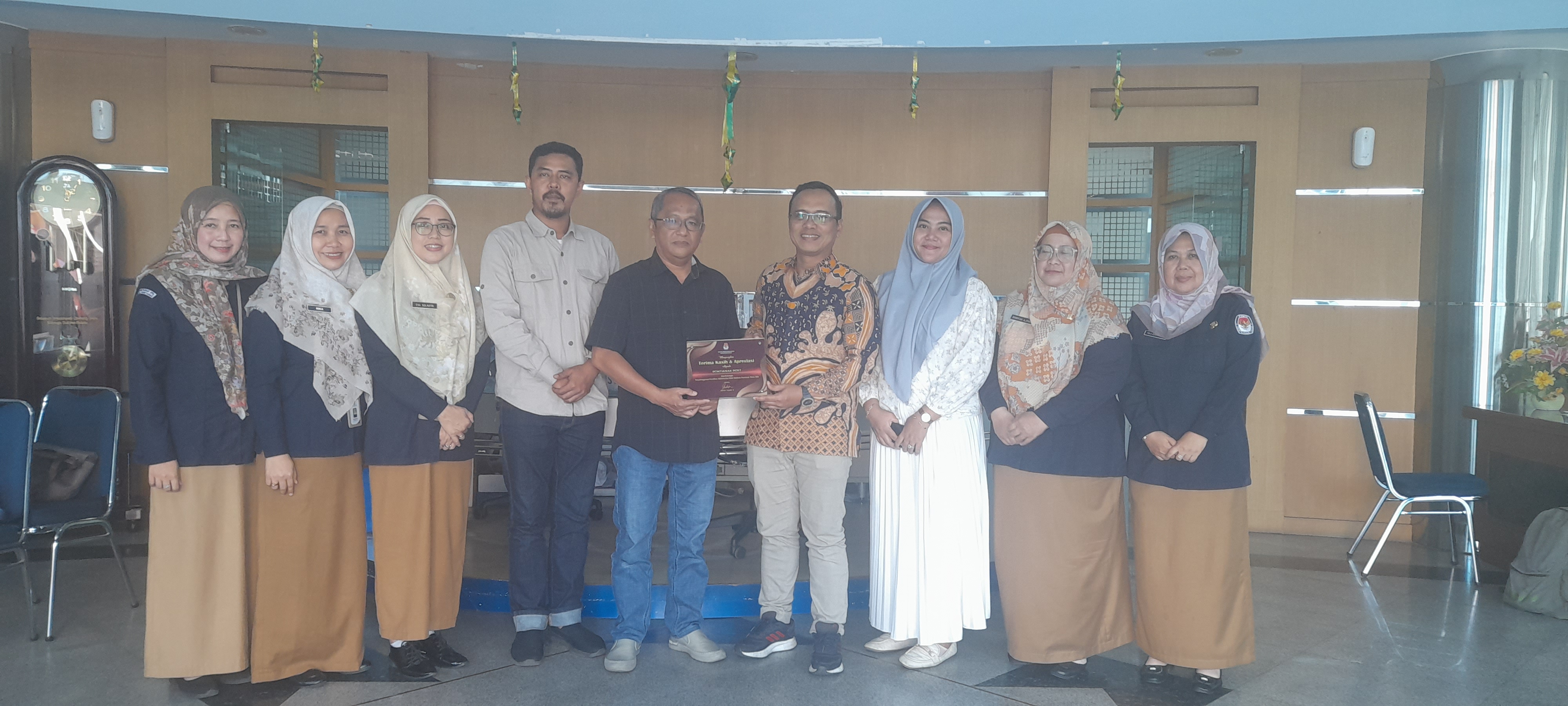 SILATURAHMI: KPU Kota Pontianak saat bersilaturahmi ke Pontianak Post.