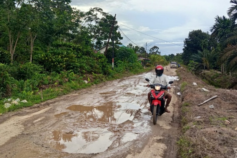 Pengendara harus berhati-hati saat melintasi jalan rusak, di Jalan Sukamaju, Kecamatan Teluk Batang, Kabupaten Kayong Utara, Provinsi Kalimantan Barat.