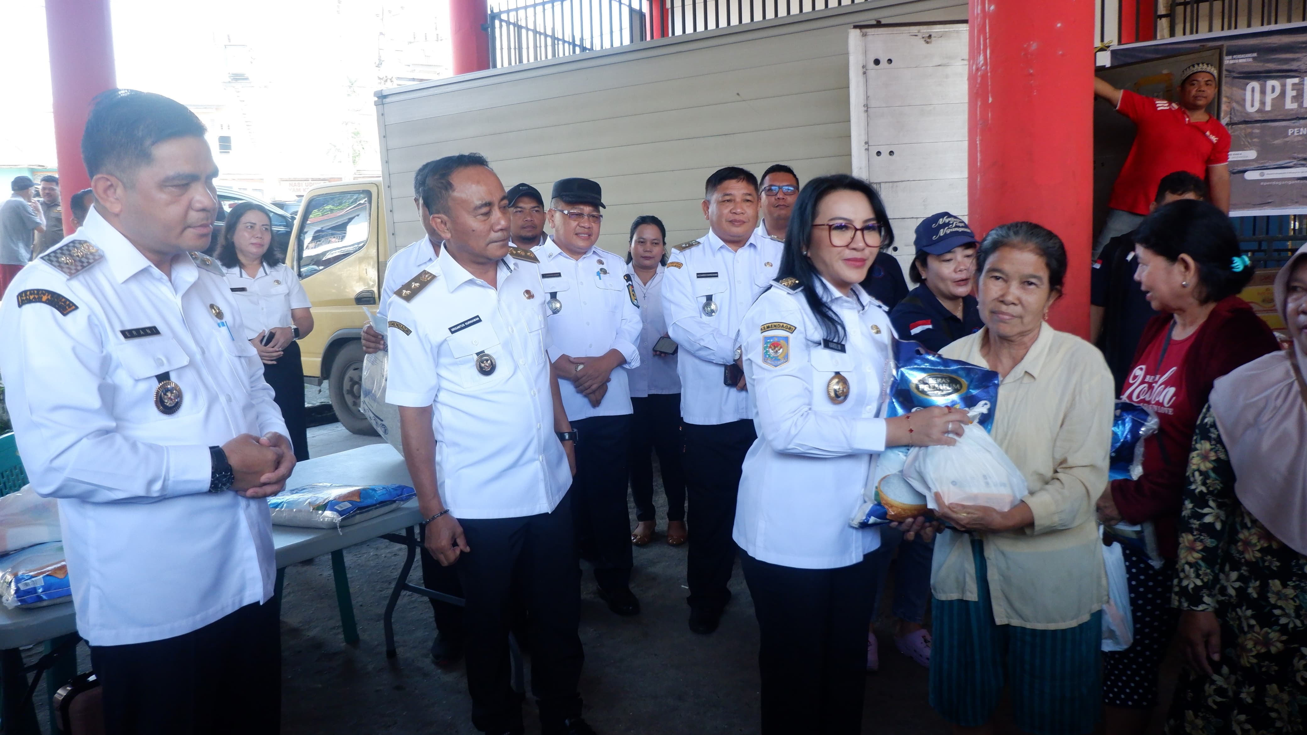 TINJAU: Bupati Landak Karolin Margret Natasa dan Wakil Gubernur Kalbar Krisantus Kurniawan saat meninjau Operasi Pasar di Terminal Ngabang pada Rabu (23/4).