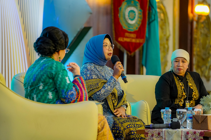 SEMINAR: Ketua Tim Penggerak PKK Kalbar Erlina saat membuka sekaligus memberikan sambutan kegiatan seminar dan talkshow dengan tema Perempuan Cerdas dalam Keuangan Keluarga Sejahtera dan Kalimantan Ba
