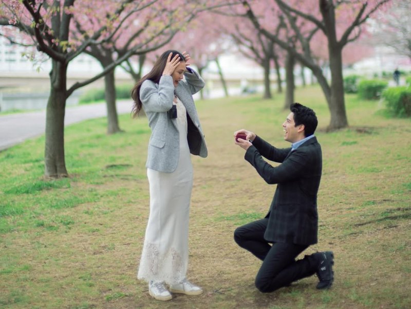 Prosesi Maxime Bouttier melamar Luna Maya di bawah Bunga Sakura di Jepang beberapa waktu lalu.