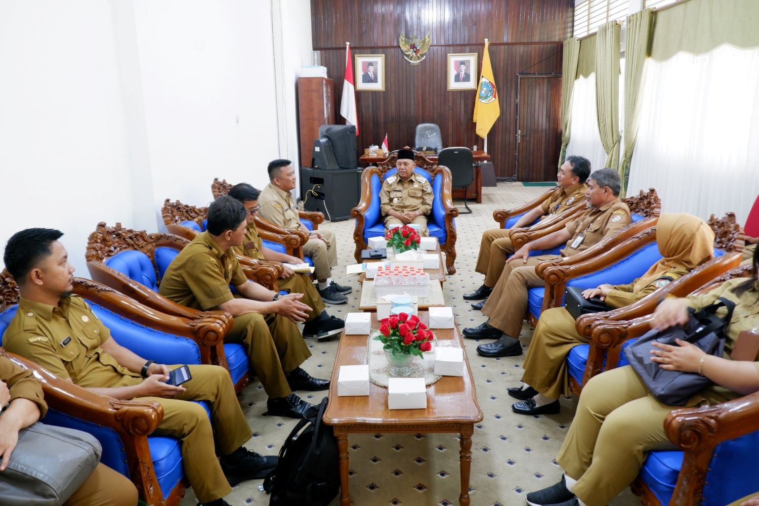 KUNJUNGAN : Tim Inspektorat Provinsi Kalbar menemui Wabup Mempawah dalam kunjungan kerjanya.