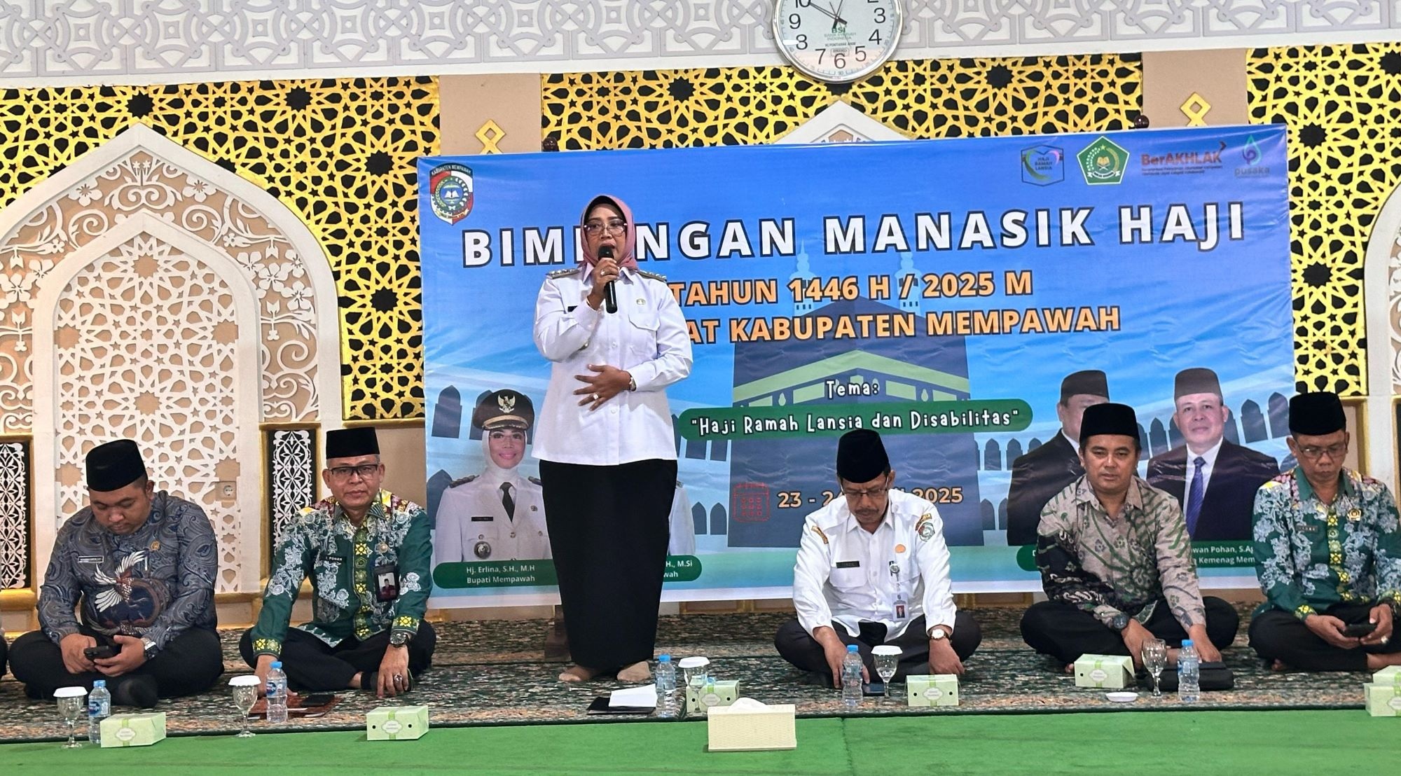 BIMBINGAN  : Bupati Erlina saat menghadiri bimbingan manasik haji di Masjid Agung Al Falah Mempawah.