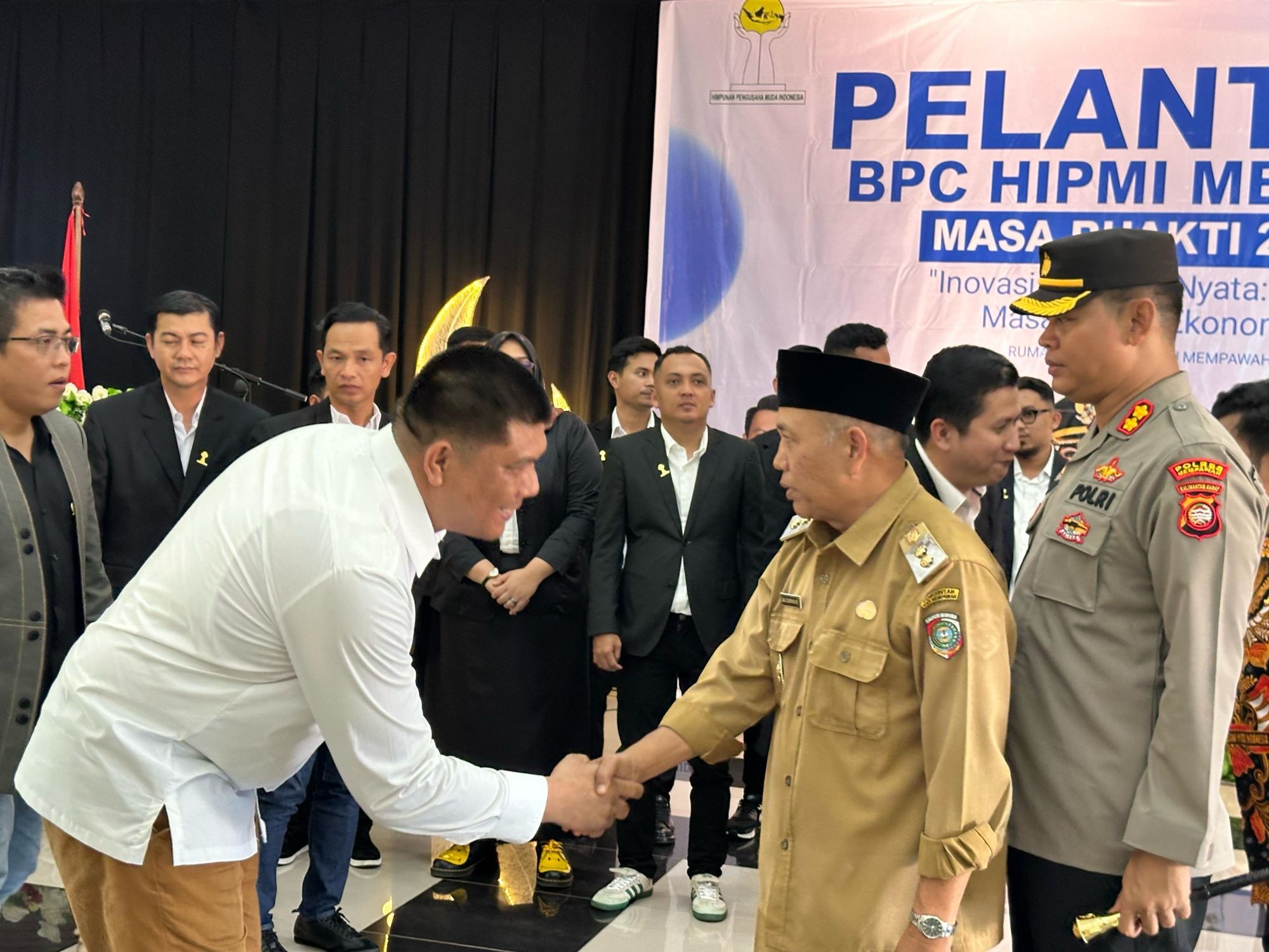 PELANTIKAN : Wabup Juli Suryadi saat menghadiri pelantikan BPC HIPMI Kabupaten Mempawah.