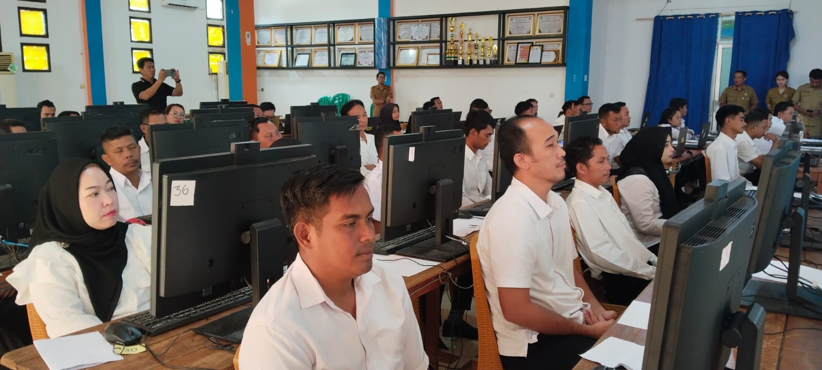 ARAHAN : Para peserta Calon Pegawai Pemerintah dengan Perjanjian Kerja (PPPK) mendengarkan arahan dari Badan Kepegawaian Negara ( BKN ) sebelum pelaksanaan tes dimulai.