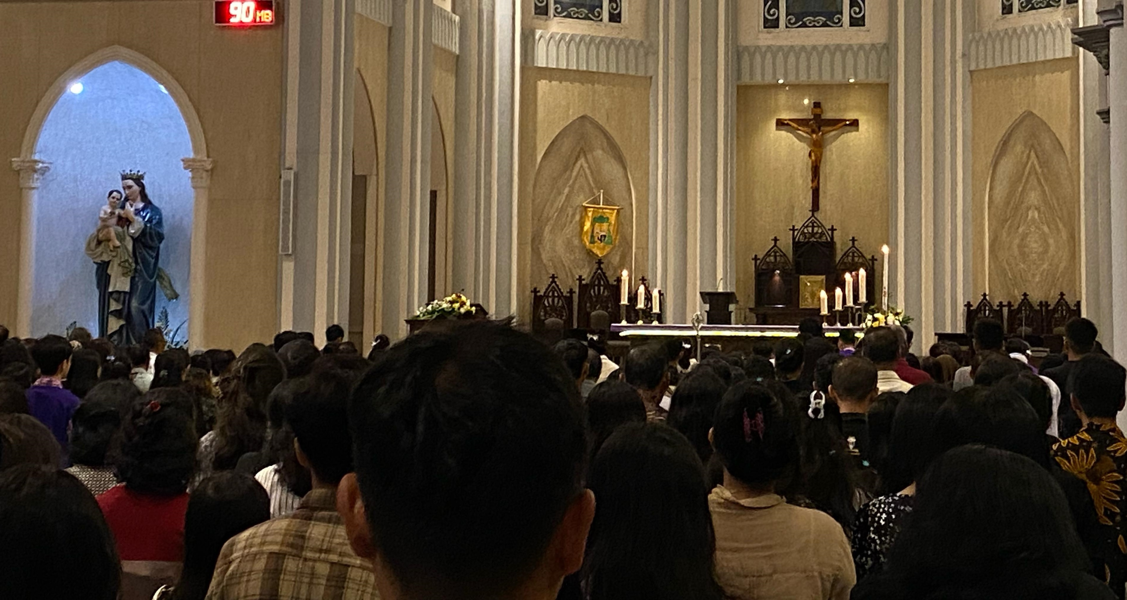 MISA REQUIEM : Ratusan Umat Katolik di Kabupaten Sintang menggelar Misa Requiem untuk mengenang Paus Fransiskus.