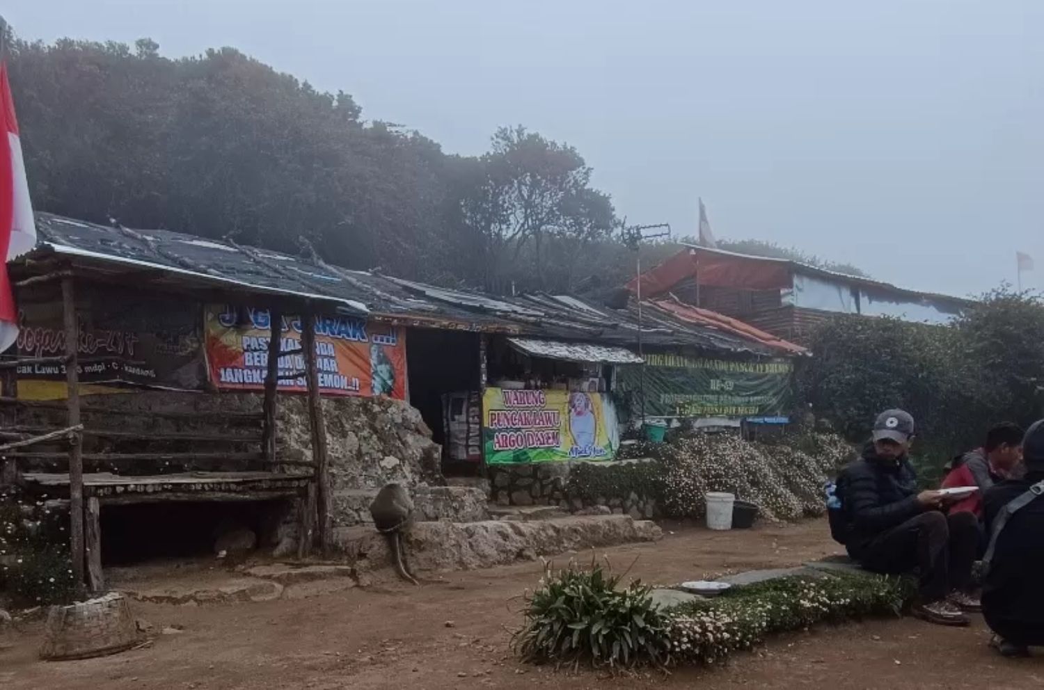 Warung Mbok Yem di Gunung Lawu menjadi warung tertinggi di Indonesia. Kini pemiliknya tinggal kenangan.