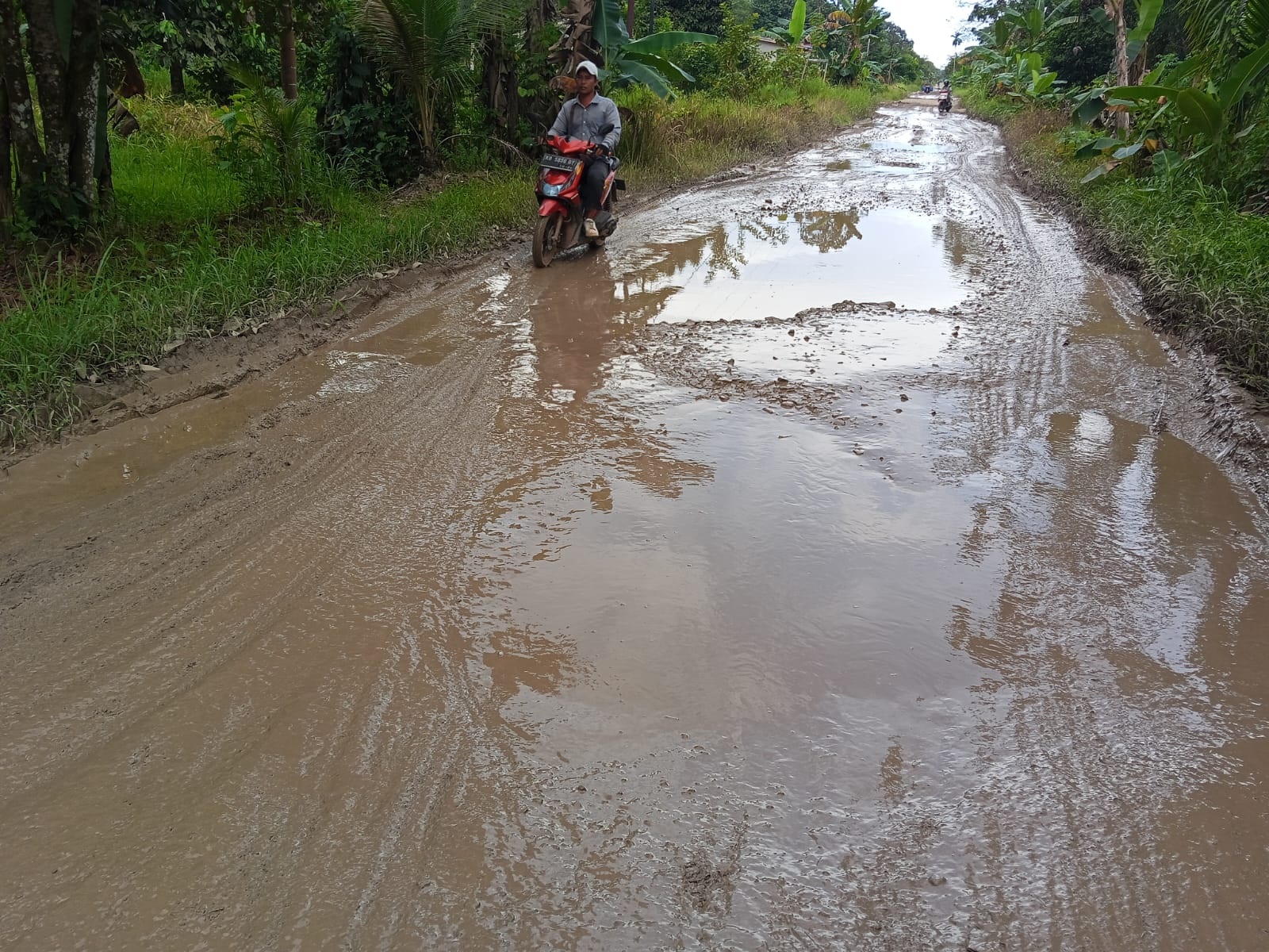 RUSAK BERAT:  Pengendara harus ekstra hati-hati saat melintasi ruas jalan yang rusak berat di Jalan Sukamaju, Kecamatan Teluk Batang, Kabupaten Kayong Utara.