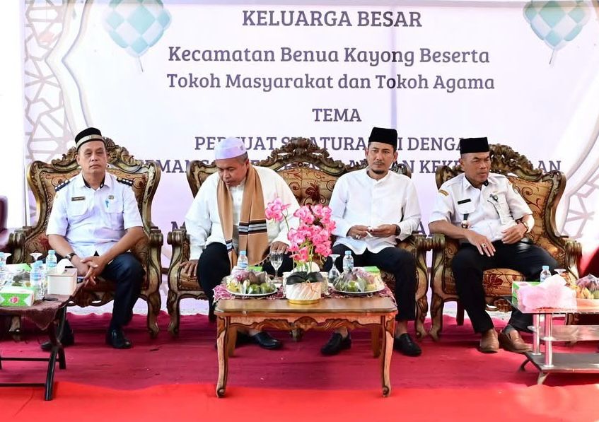 HALAL BIHALAL: Staf Ahli Bupati dan Ketua DPRD Ketapang menghadiri Halal Bihalal di halaman Kantor Camat Benua Kayong, Rabu (23/4).