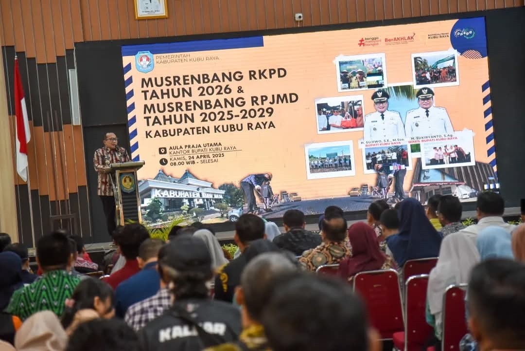 SAMBUTAN: Bupati Kubu Raya, Sujiwo memberikan sambutan saat menghadiri  Musrenbang RKPD Tahun 2026 dan Musrenbang RPJMD 2026-2029 di Aula Praja Utama Kantor Bupati Kubu Raya, Kamis (24/4).