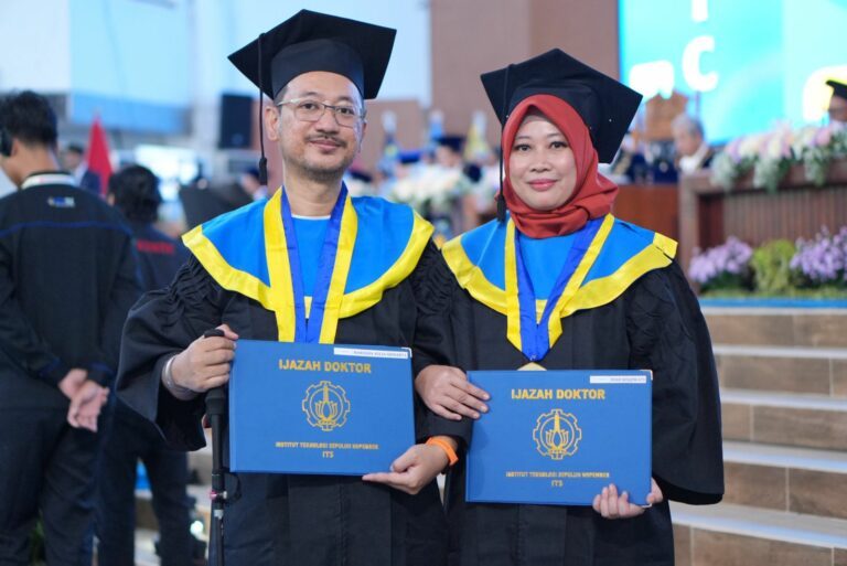 BERBARENGAN: Dr Hanugra Aulia Sidharta ST MMT bersama sang istri Dr Diah Risqiwati ST MT seusai penyerahan ijazah di Wisuda ke-131 ITS.