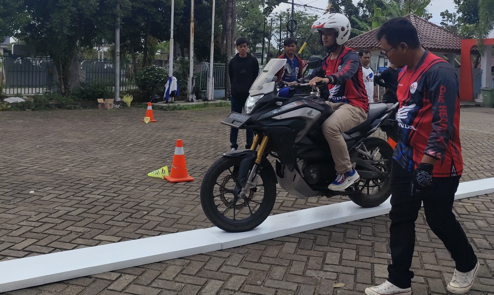 Astra Motor Kalbar gelar pelatihan keselamatan berkendara bagi komunitas sepeda motor Honda.