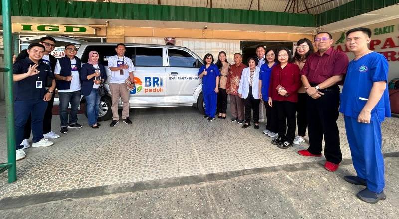 PT Bank Rakyat Indonesia (Persero) Tbk atau BRI melalui BRI Peduli, menyerahkan bantuan berupa satu unit mobil ambulance kepada Rumah Sakit Umum Harapan Bersama Singkawang, Jumat (25/4).