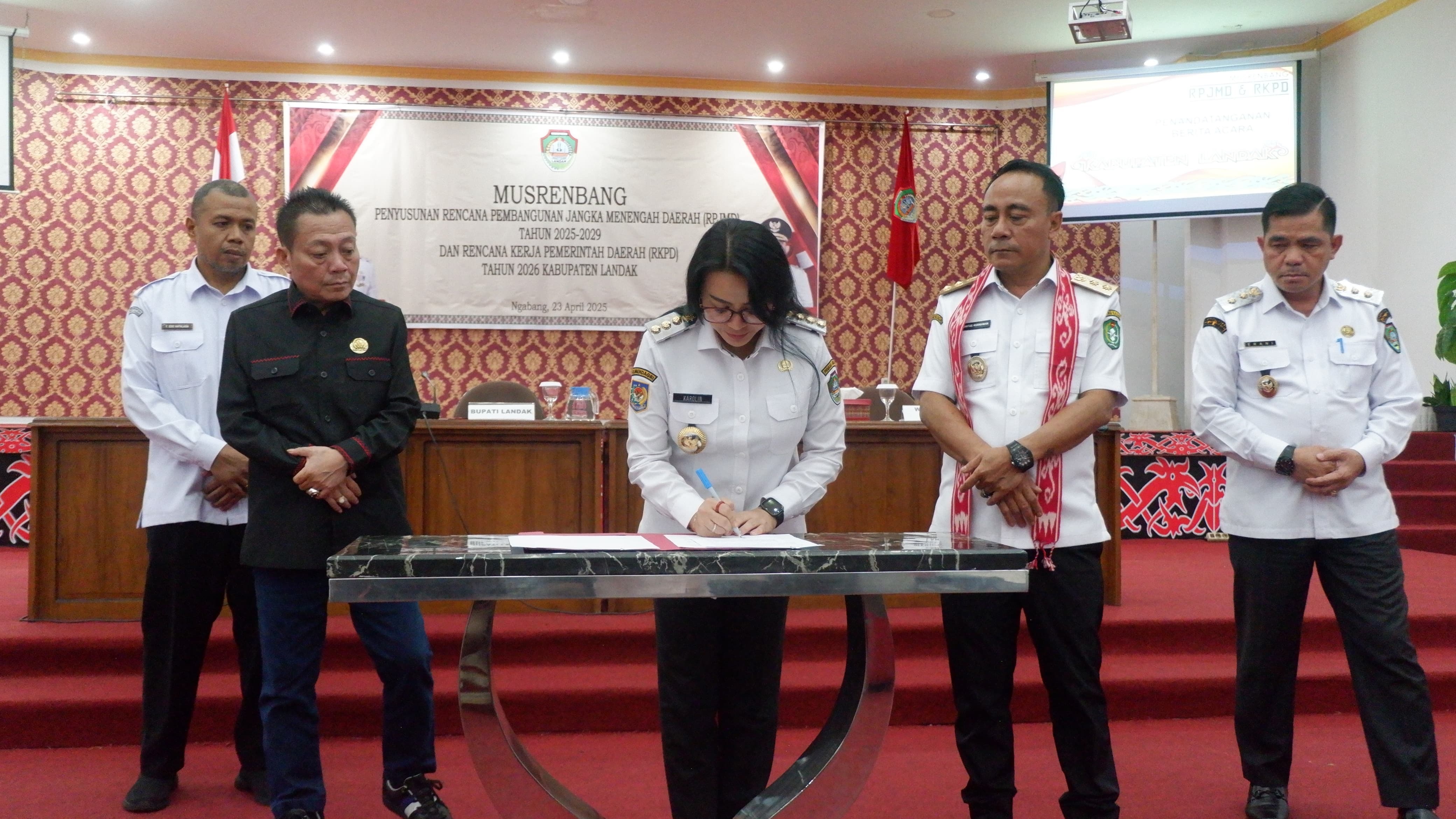 TANDA TANGAN: Bupati Landak Karolin Margret saat menandatangani dokumen RPJMD tahun 2025-2029, usai Musrenbang yang digelar di aula Kantor Bupati Landak, Rabu (23/4).
