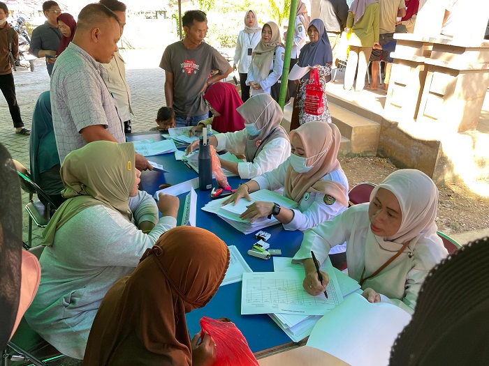 PENDAFTARAN: Suasana pendaftaran dalam kegiatan Gebyar Administrasi Kependudukan (Adminduk) di Kantor Lurah Semelagi Kecil, Kecamatan Singkawang Utara, Rabu (24/4).