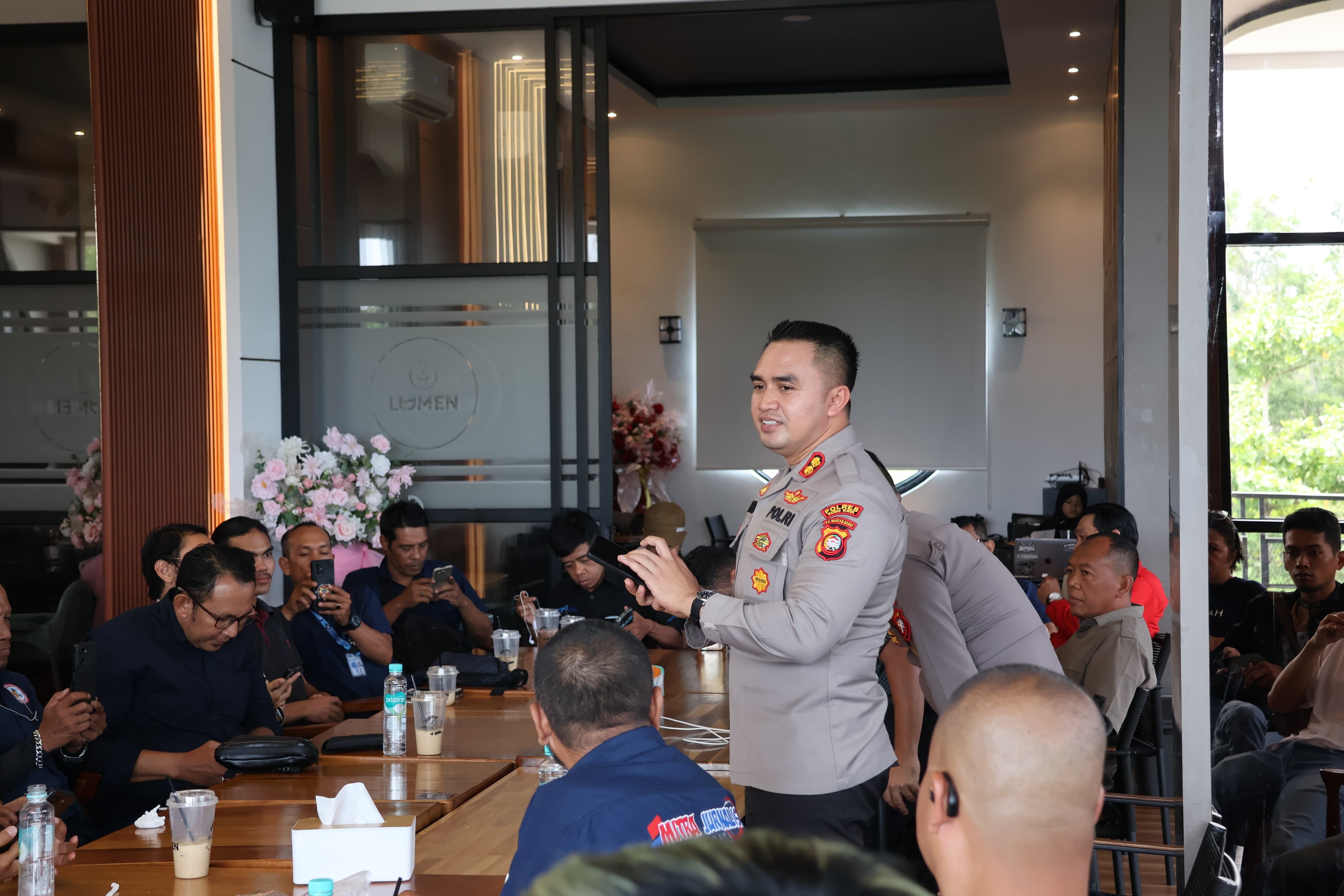 SILATURAHMI: Kapolres Kubu Raya, AKBP Kadek Ary Mahardika tampak akrab saat bersilaturahmi bersama insan pers di Kubu Raya dan sekitarnya, Kamis (24/4).