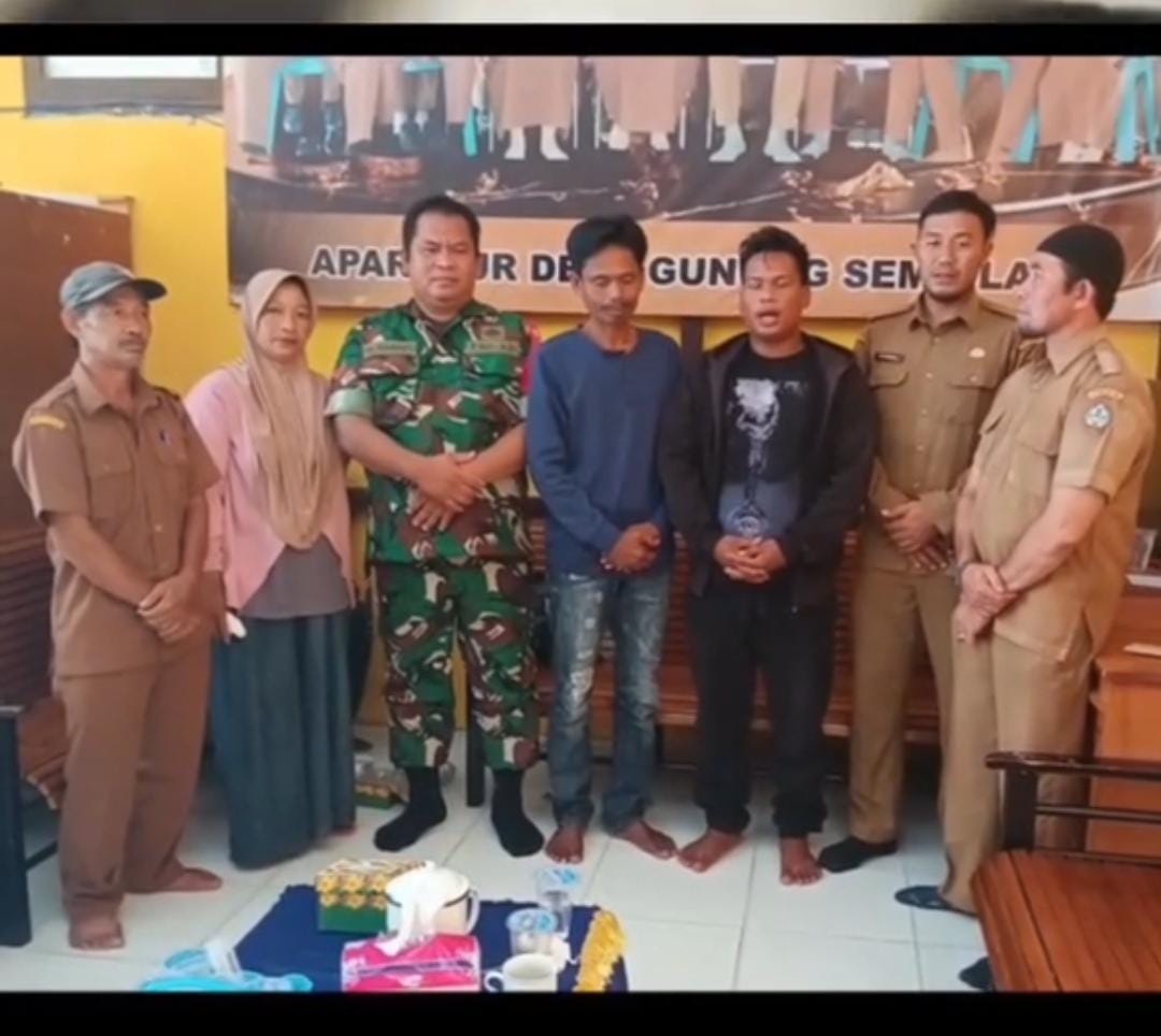 MINTA MAAF: Seorang warga meminta maaf di Kantor Desa Gunung Sembilan, Kecamatan Sukadana lantaran mengambil video amplop hajatan.